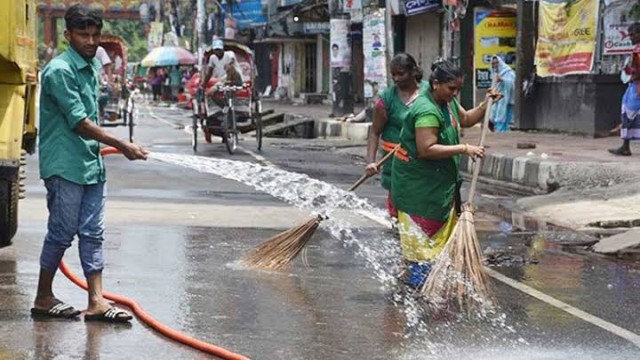 উত্তরে ৮০, দক্ষিণে ৭৫ শতাংশ বর্জ্য অপসারণ