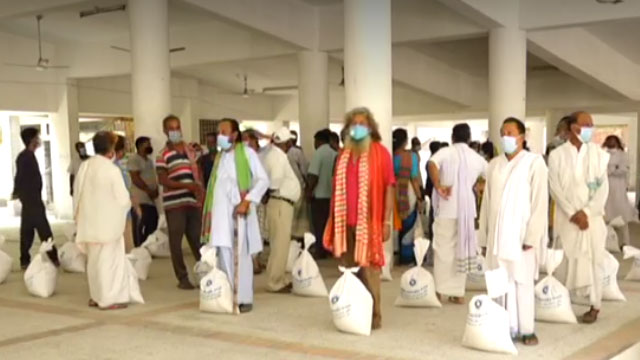 কুষ্টিয়ায় প্রধানমন্ত্রীর করোনাকালীন ত্রাণ পেলেন অসচ্ছল লালন শিল্পীরা