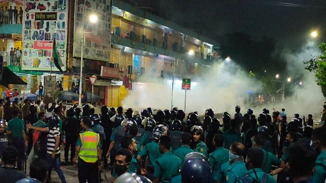 নিউমার্কেটে ব্যবসায়ীদের সঙ্গে শিক্ষার্থীদের সংঘর্ষ চলছে