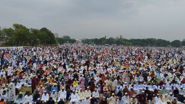 গোর-এ শহীদ ময়দানে একসঙ্গে নামাজ পড়লেন ৬ লাখ মুসল্লি