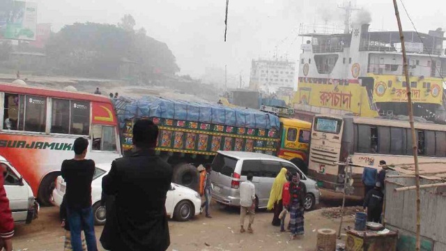 দৌলতদিয়া-পাটুরিয়া নৌরুটে ১২ কিমি দীর্ঘ যানজট