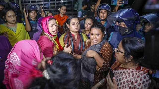 ইডেন ছাত্রলীগের বহিষ্কৃত ৭ ছাত্রীকে আত্মসমর্পণের নির্দেশ