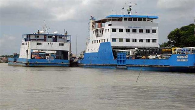 ১০ ঘণ্টা পর শরীয়তপুর-চাঁদপুর নৌরুটে ফেরি চলাচল শুরু