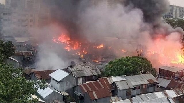 মহাখালীর সাততলা বস্তিতে আগুন