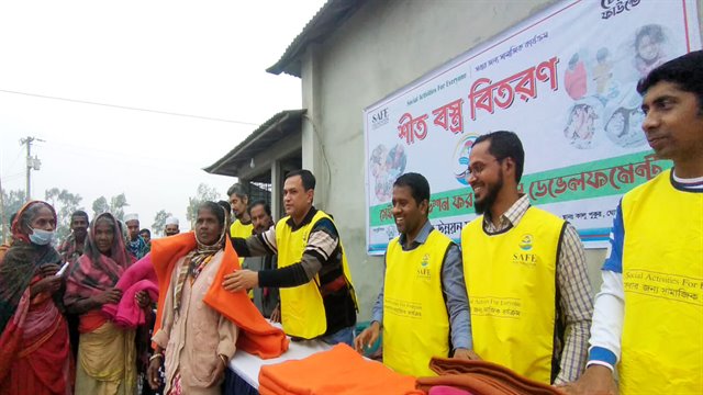 ঘোড়াঘাটে শীতার্ত মানুষের মাঝে শীতবস্ত্র বিতরণ করেছে সেইফ ফাউন্ডেশন ফর সোশ্যাল ডেভেলপমেন্ট ঢাকা।