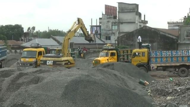 হিলি স্থলবন্দর দিয়ে ভারত থেকে পাথর আমদানি বন্ধহিলি স্থলবন্দর দিয়ে ভারত থেকে পাথর আমদানি বন্ধ