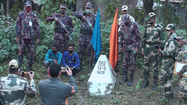 হিলি সীমান্তে আটক দুই শিক্ষার্থীকে ৫ ঘন্টা পর ফেরত দিলেন বিএসএফ