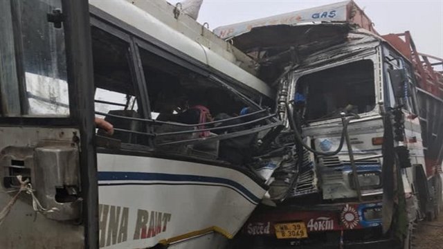 ভারতের ঝাড়খণ্ডে বাস ও ট্রাক সংঘর্ষের ঘটনায় নিহত ১৭ 