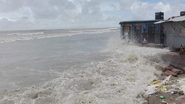 উত্তাল কুয়াকাটা সংলগ্ন বঙ্গোপসাগর, বৃষ্টিতে ধানের ক্ষতির শঙ্কা