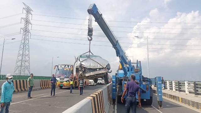 এক্সপ্রেসওয়েতে চাকা ফেটে উল্টে গেল প্রাইভেটকার