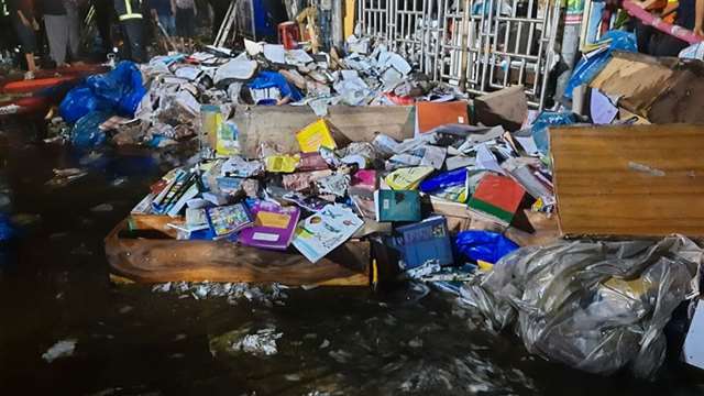 নীলক্ষেতের আগুন: পুড়ে গেছে লক্ষাধিক টাকার বই