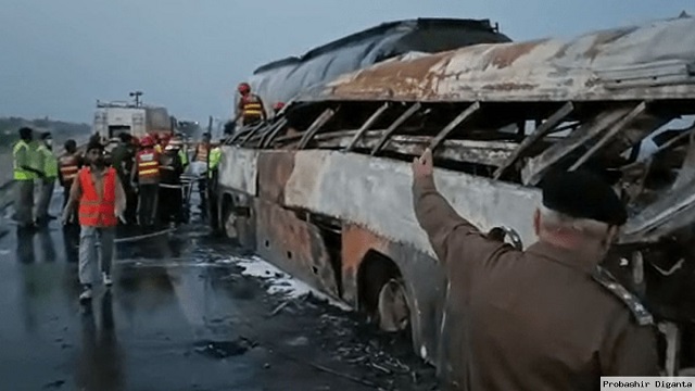 পাকিস্তানের সিন্ধু প্রদেশে মিনিবাস খাদে পড়ে নিহত ২০