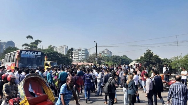 শিক্ষার্থী মাঈনুদ্দিন নিহতের প্রতিবাদে রামপুরা ব্রিজে বিক্ষোভ