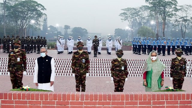 জাতীয় স্মৃতিসৌধে রাষ্ট্রপতি-প্রধানমন্ত্রীর শ্রদ্ধা