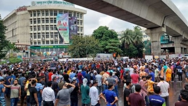 ২৪ ঘণ্টার আল্টিমেটাম দিয়ে অবরোধ তুলে নিয়েছেন ঢাবি শিক্ষার্থীরা