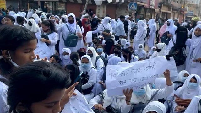 হাফ ভাড়া দিতে চাওয়ায় ধর্ষণের হুমকি, ছাত্র-ছাত্রীদের বিক্ষোভ