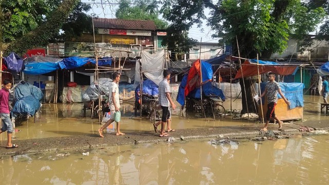 সিলেটে পানি কমলেও দুর্ভোগ বেড়েছে নগরবাসীর