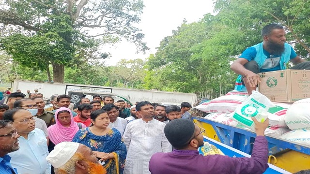 রমজানে ফকিরহাটে টিসিবি পণ্য বিক্রি