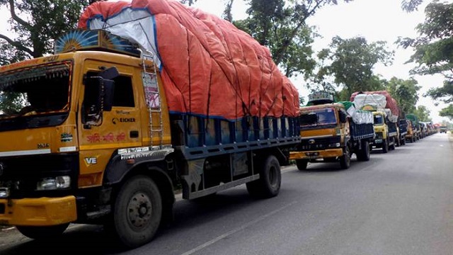 দৌলতদিয়ায় ৪৮ ঘণ্টা পর ফেরি পাচ্ছে পণ্যবাহী ট্রাক