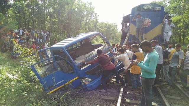 পিকআপে ট্রেনের ধাক্কা, নিহত ২