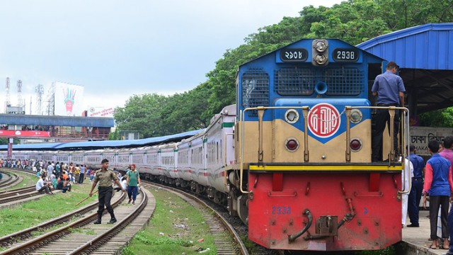 ট্রেনের প্রথম শ্রেণির টিকিটের দাম বাড়ছে