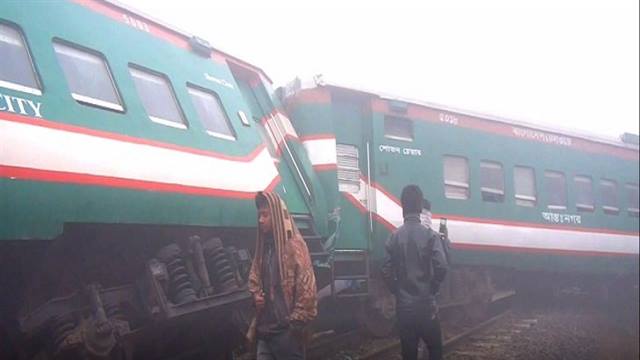 ট্রেনের ধাক্কায় চূর্ণবিচূর্ণ বালুবোঝাই একটি ট্রাক