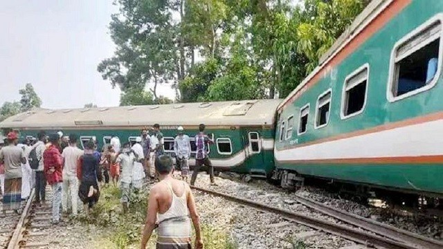 কুমিল্লায় বিজয় এক্সপ্রেসের ৯ বগি লাইনচ্যুত