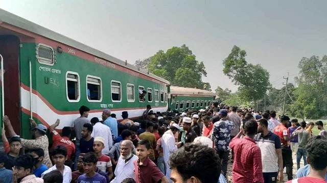 অবশেষে ১৫ ঘণ্টা পর চট্টগ্রামের সঙ্গে রেল যোগাযোগ শুরু