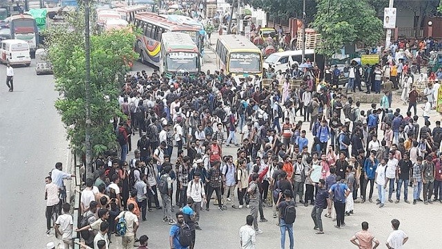 নতুন বাজারের সড়কে কোটা আন্দোলনকারীরা, তীব্র যানজট